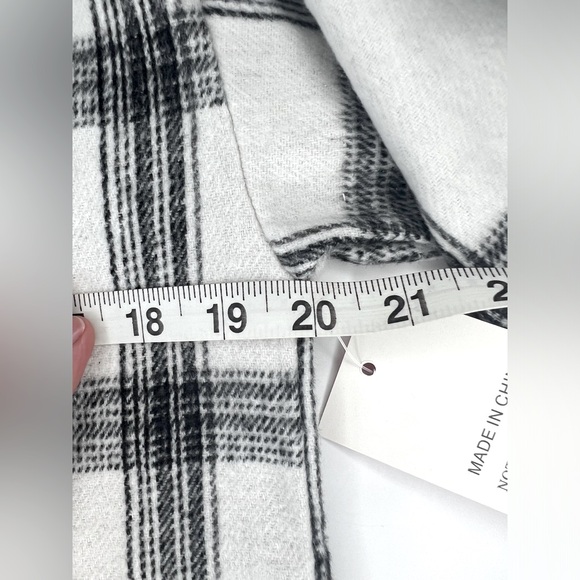 *NWT* Women’s Oversized Plaid Button Down Shacket - Picture 4 of 7